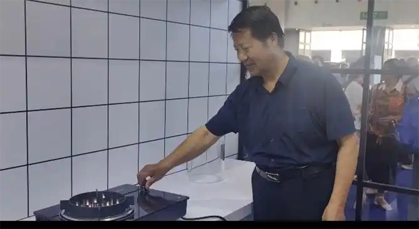 参观者试用电火灶